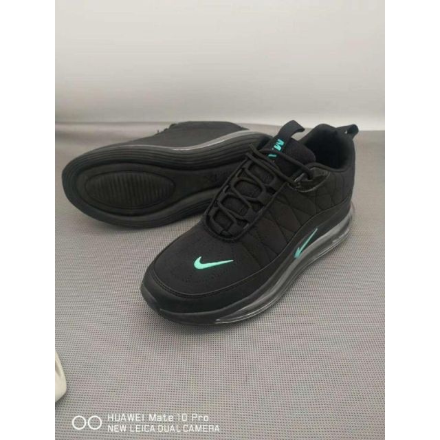 Sports shoes